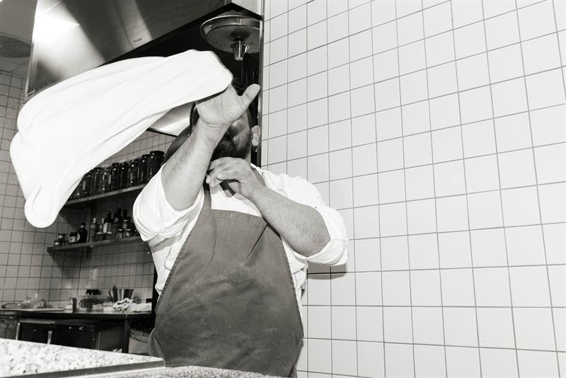 Håndlaget pizza, rett fra ovnen og rett på bordet.