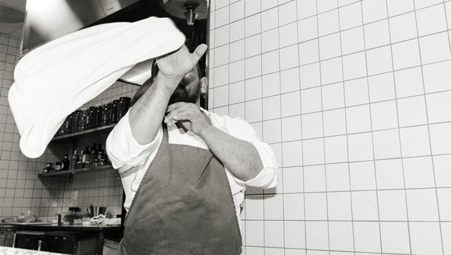 Håndlaget pizza, rett fra ovnen og rett på bordet.