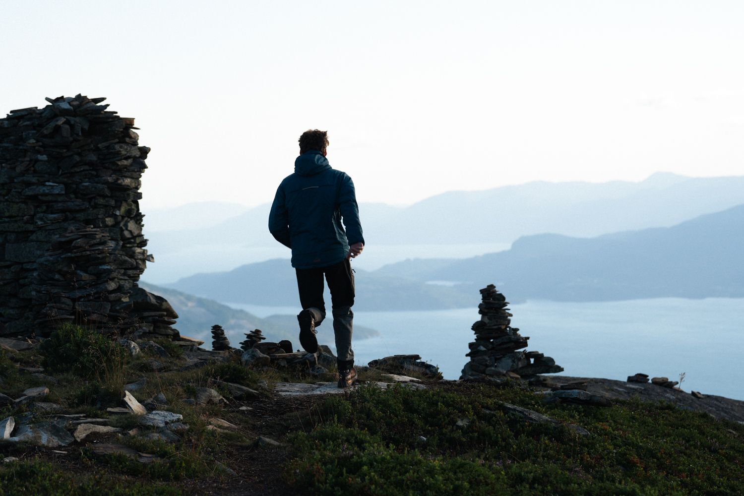 Hiking to Samlen in Hardanger – a scenic and airy trail with traditional cairns.