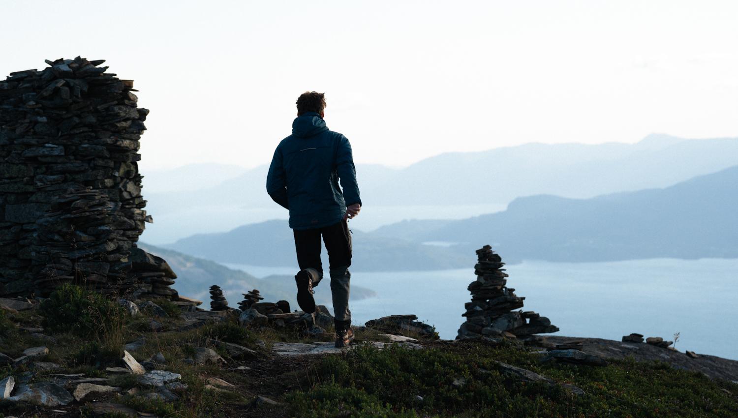 Hiking to Samlen in Hardanger – a scenic and airy trail with traditional cairns.