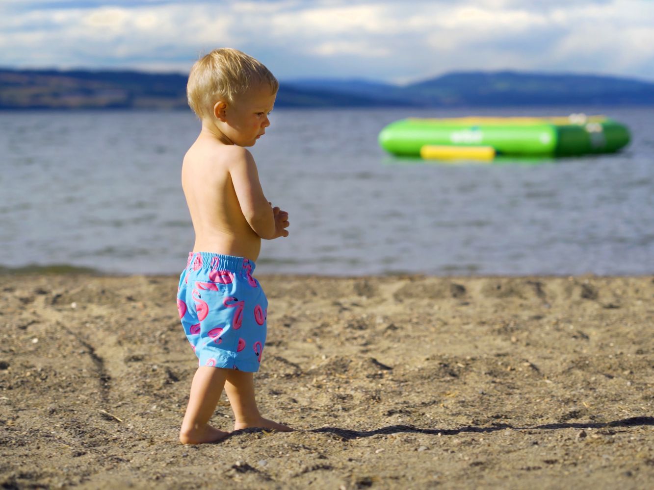 Gutt på strand i Evjua Strandpark