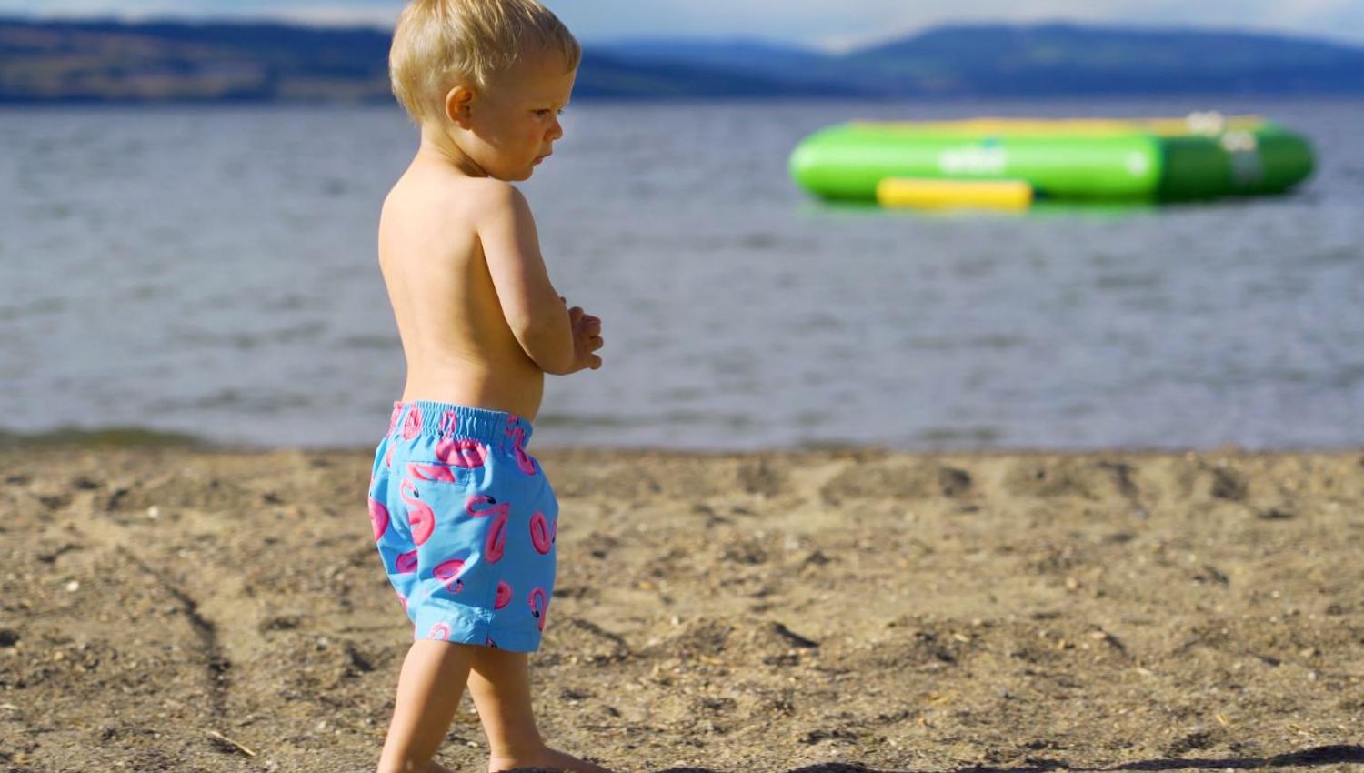 Gutt på strand i Evjua Strandpark