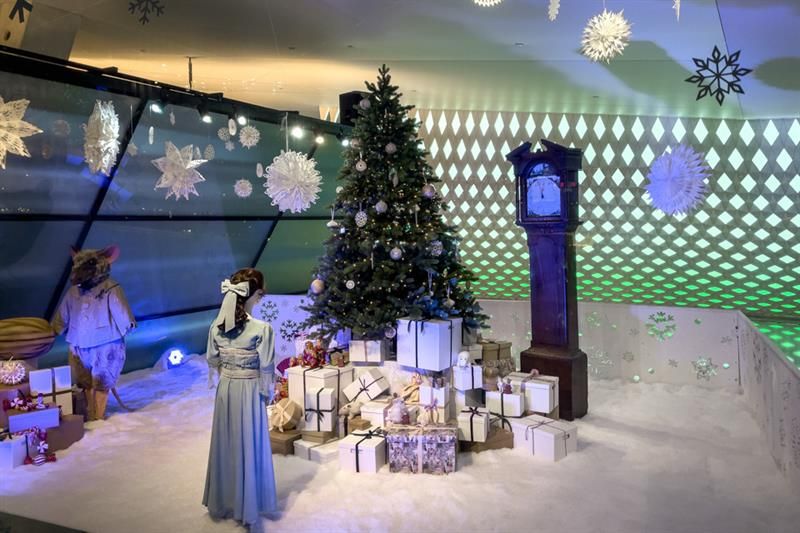 Exhibition with Christmas tree, grandfather clock, Christmas gifts and dolls