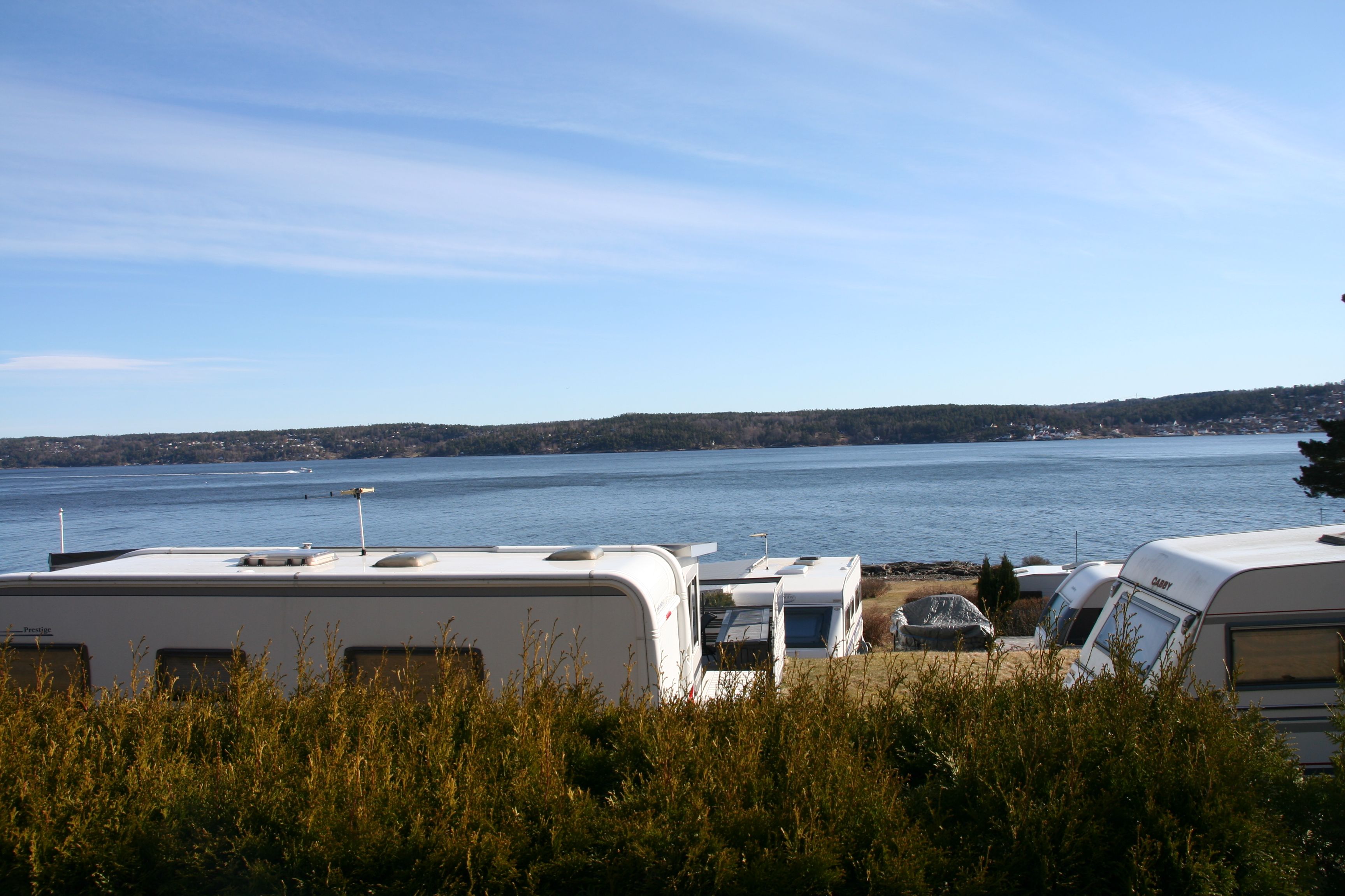 Campingvogner i vannkanten