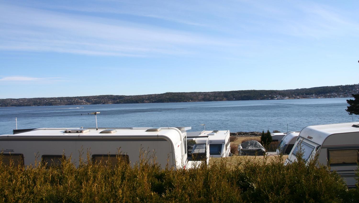 Campingvogner i vannkanten