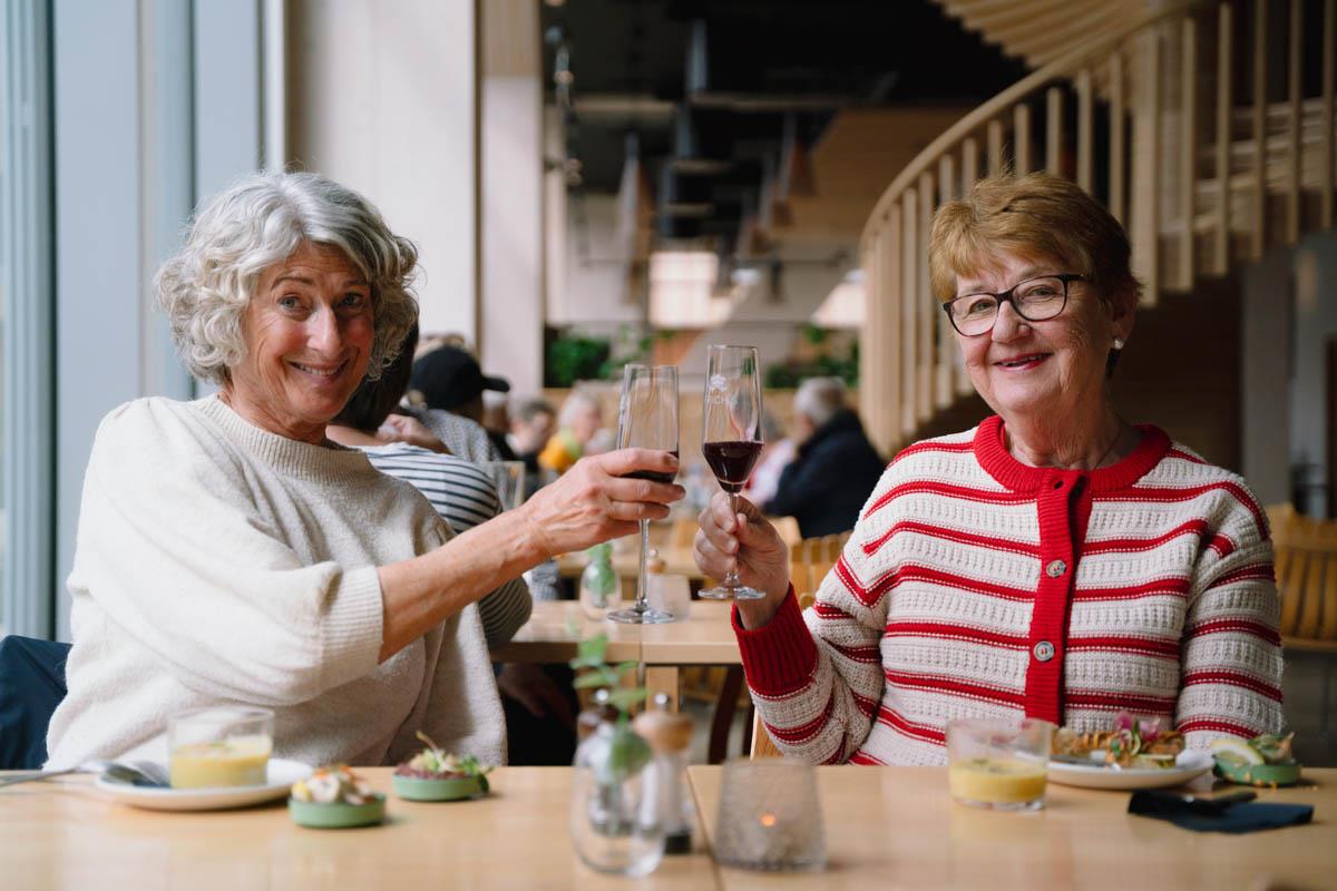 Fornøyde gjester hos Oak - Restauranten på Wood hotel.