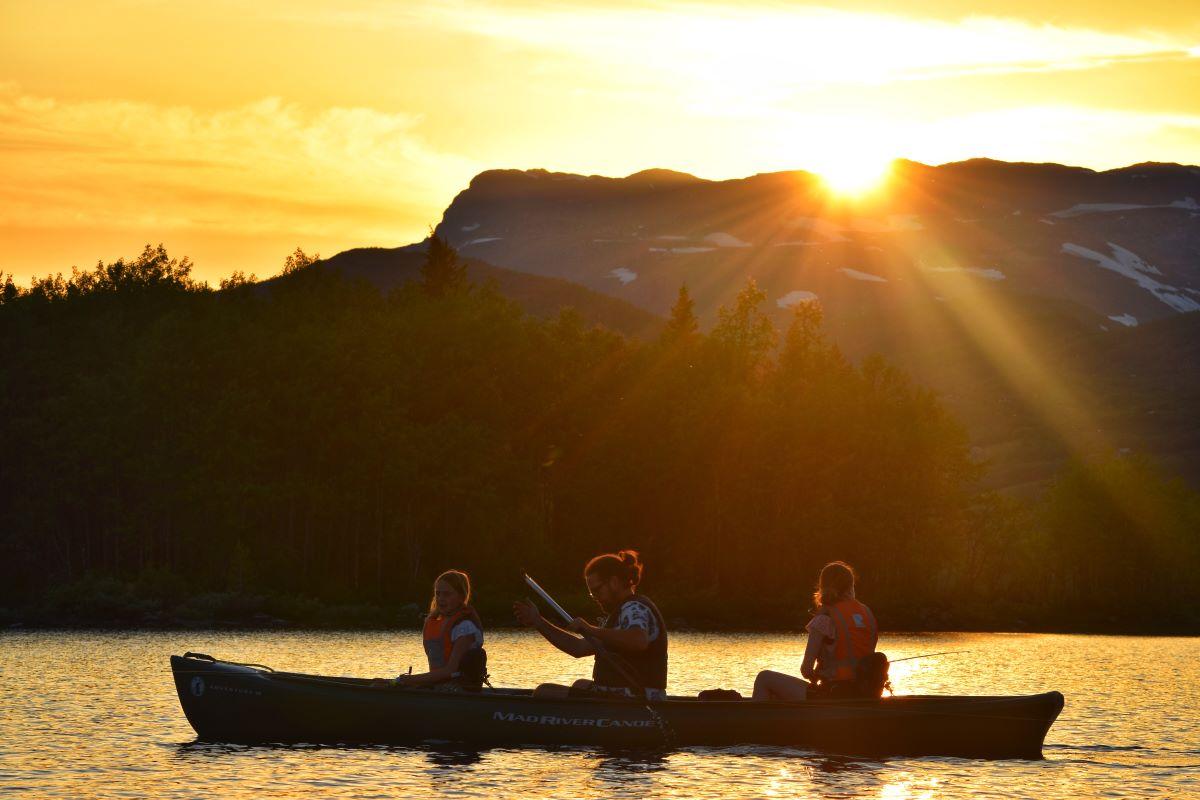 Evening canoe tour on Lake Øyangen
