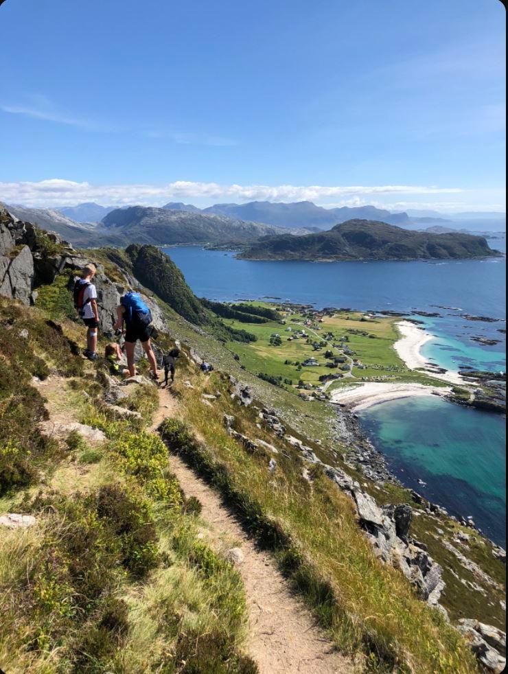 The panoramic hike from Iglandsvik bay to Grotlesanden beach