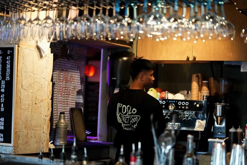 Bartender i baren