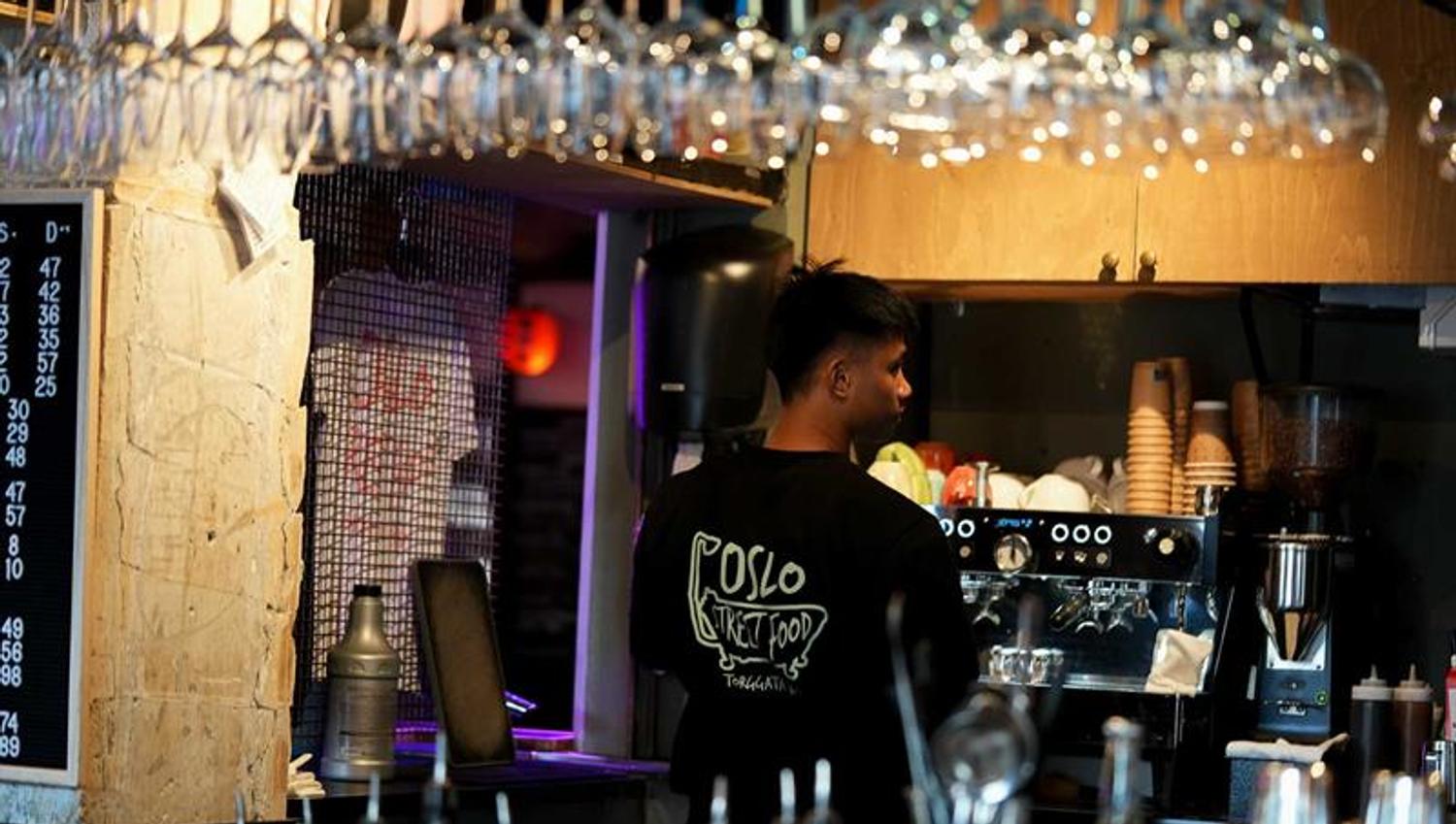 Bartender i baren