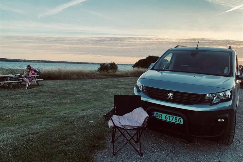 van med campingstol foran ved vannet