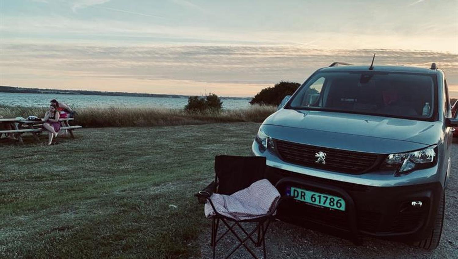van med campingstol foran ved vannet