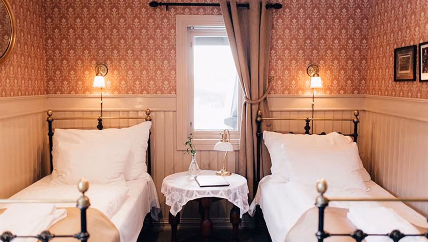 bedroom with 2 beds at Tuddal Høyfjellshotel