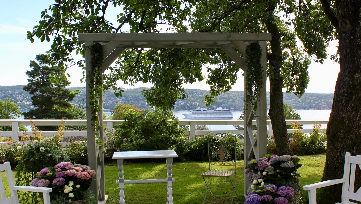 Hage med portal og utsikt over fjorden