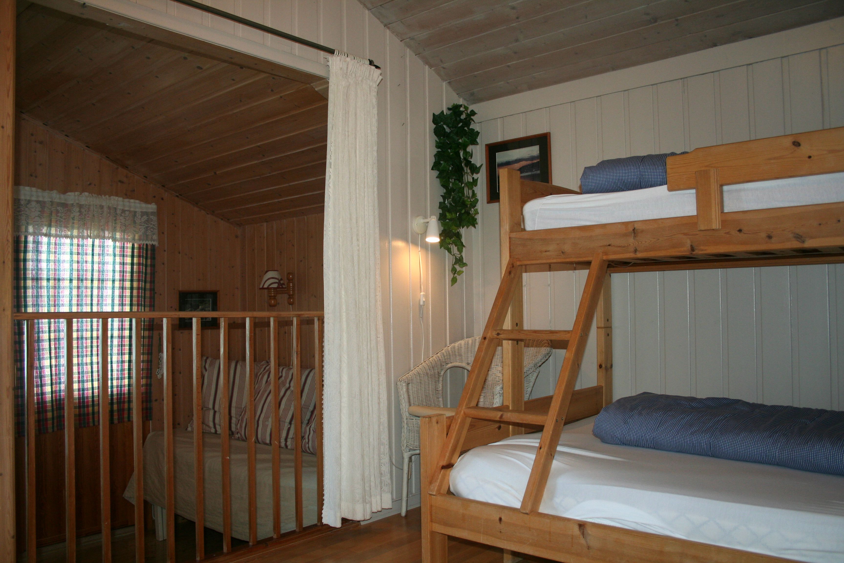 Family room with bunk bed and sitting area in a cabin at Oddland Camping in Hardanger.