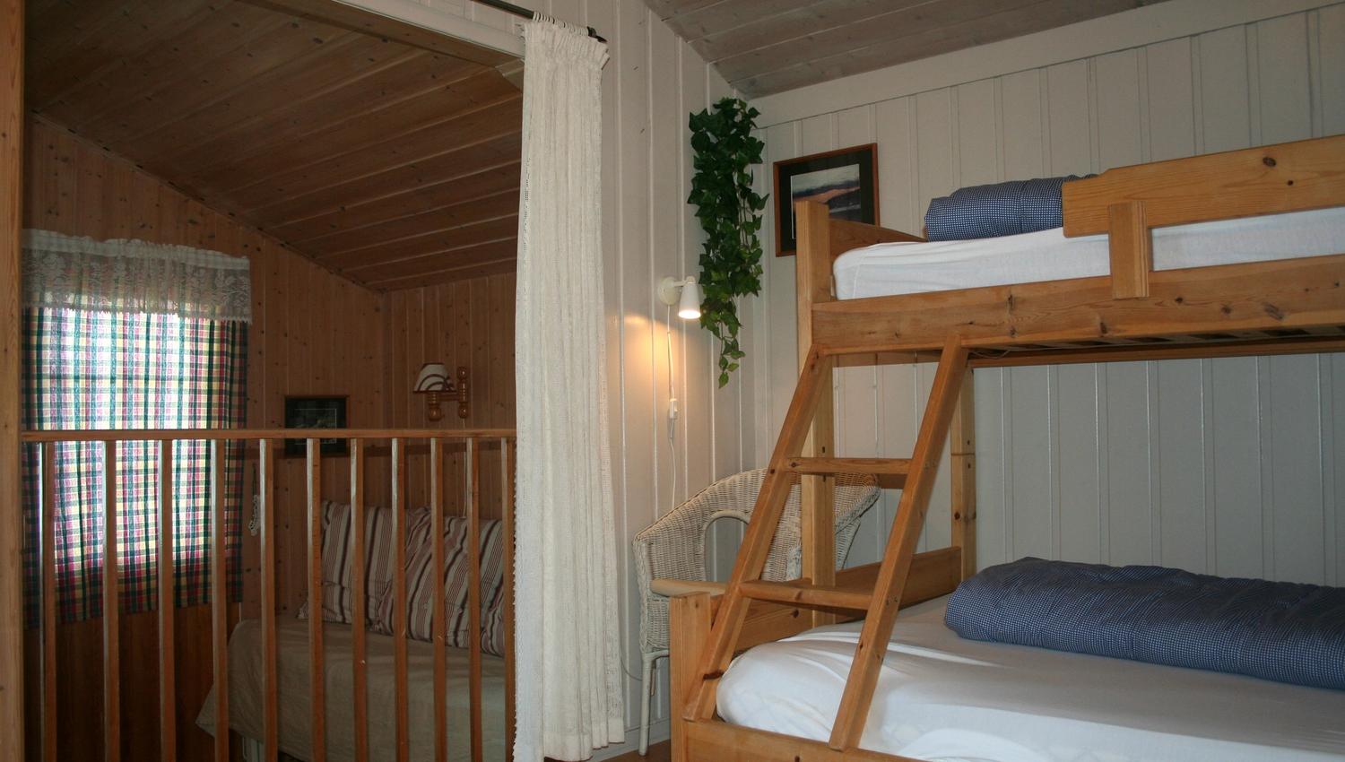 Family room with bunk bed and sitting area in a cabin at Oddland Camping in Hardanger.