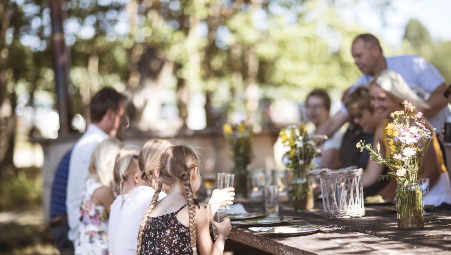 Sommerstemning rundt langbordet
