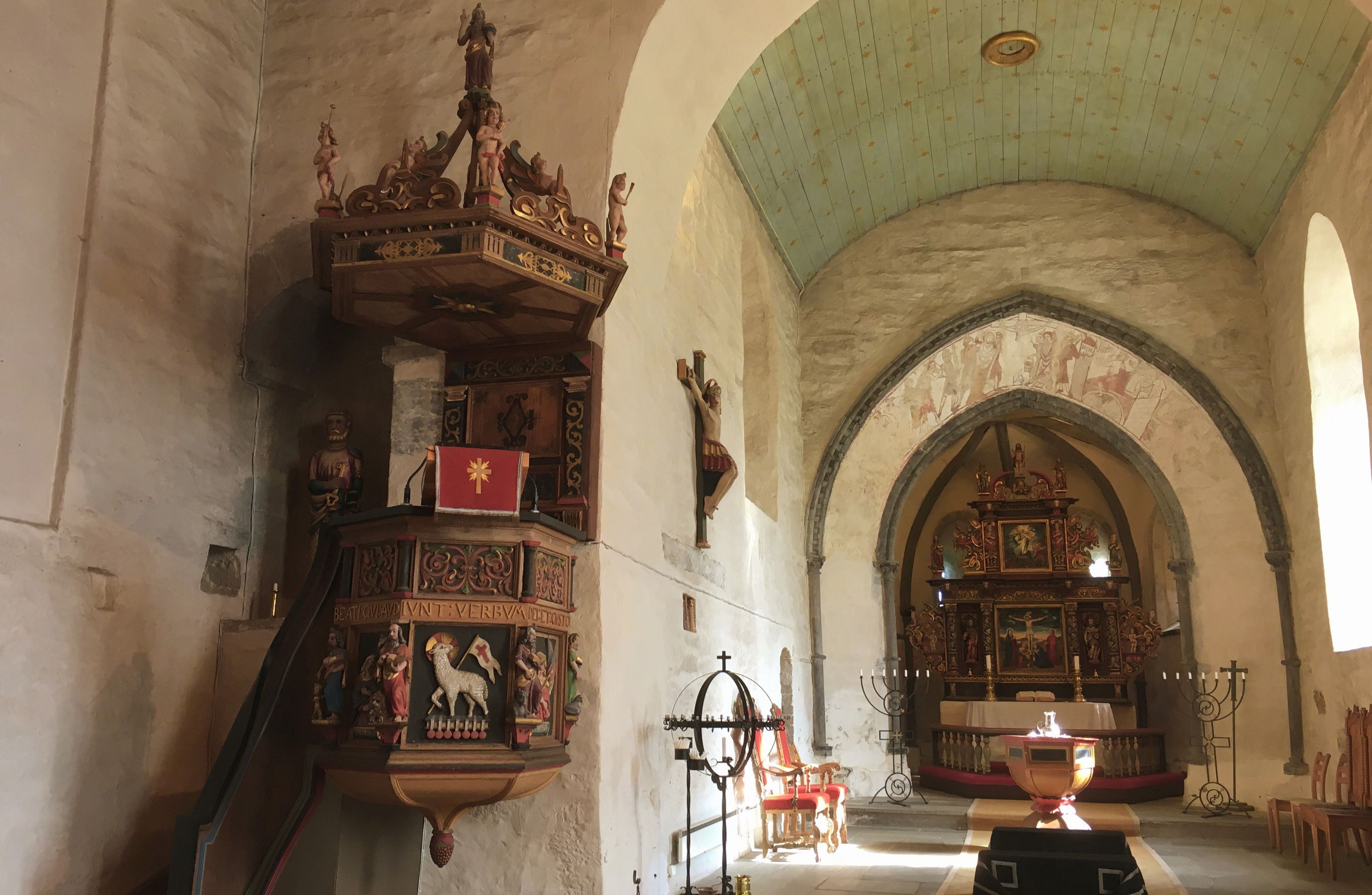 Inne i Alstadhaug kirke - en av 5 middelalderkirker på Innherred