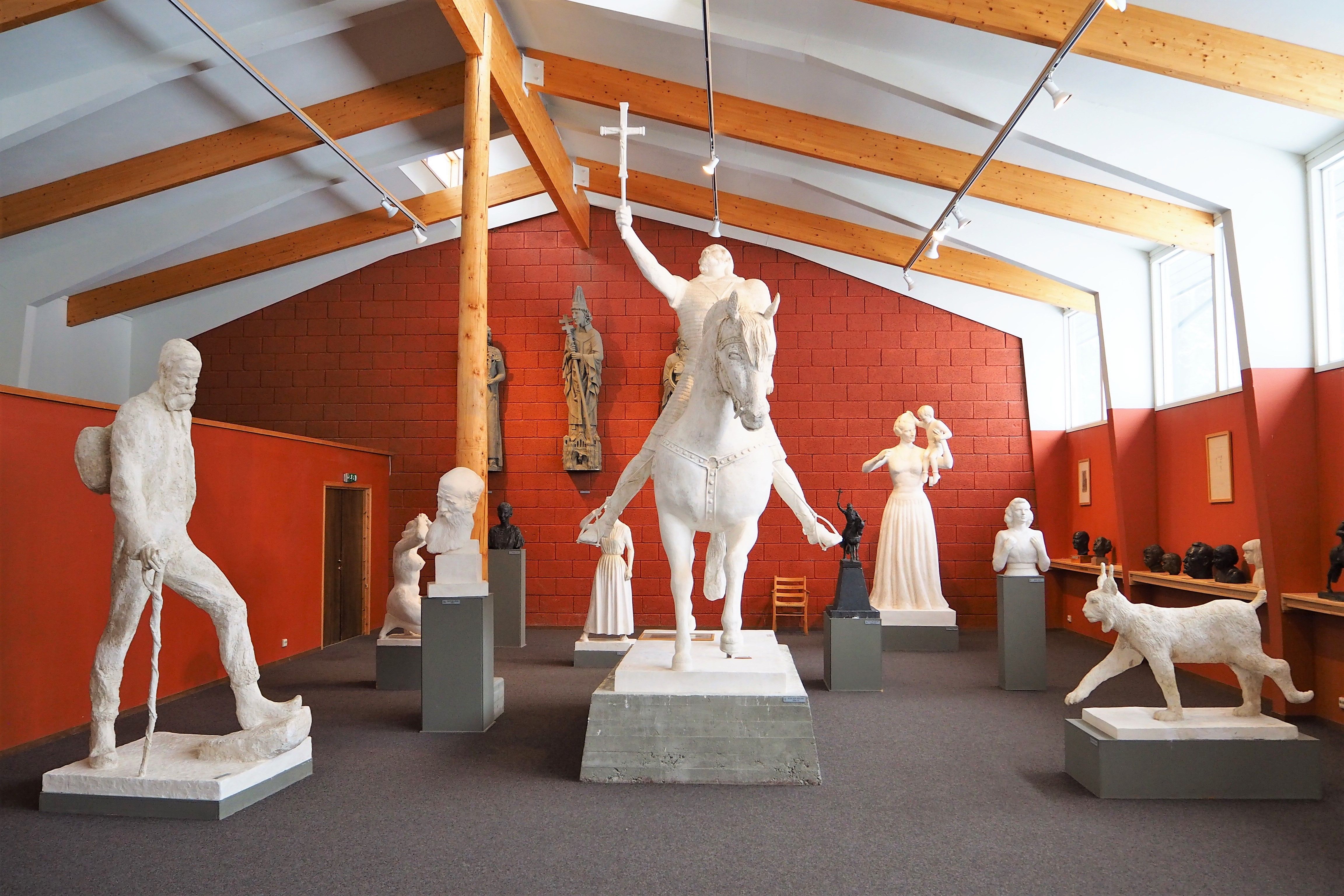 Skulpturar i Dyre Vaa-samlingane i Rauland, Vest-Telemark Museum.
