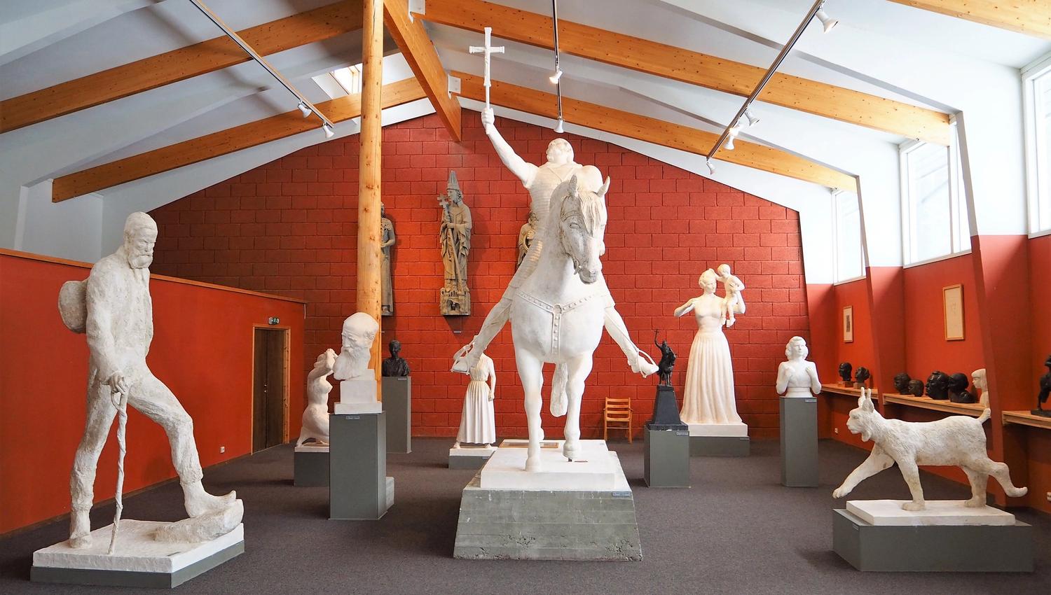 Skulpturar i Dyre Vaa-samlingane i Rauland, Vest-Telemark Museum.