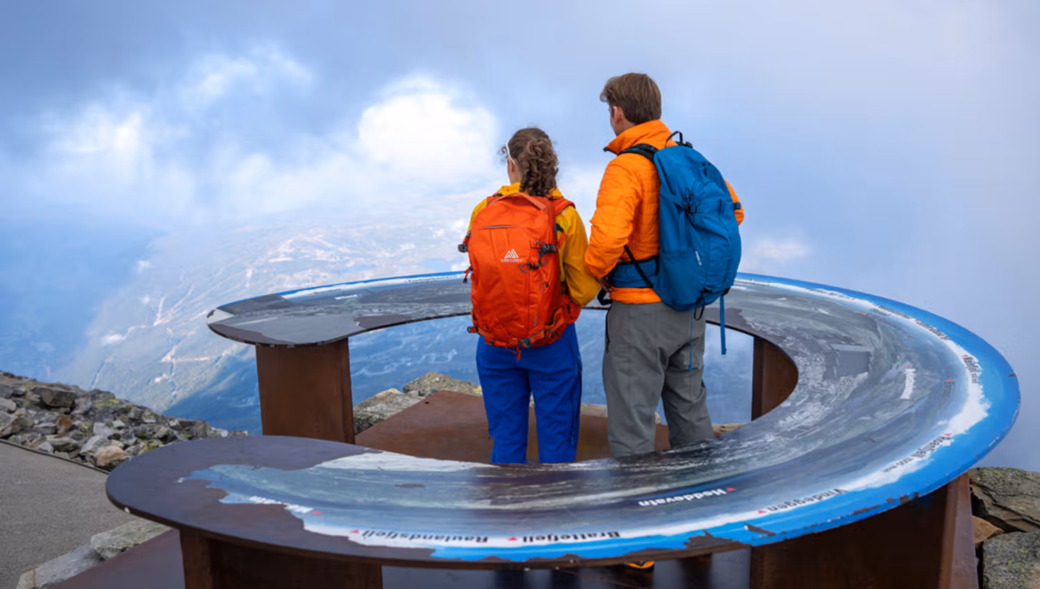 par på oversiktskart på Gaustatoppen