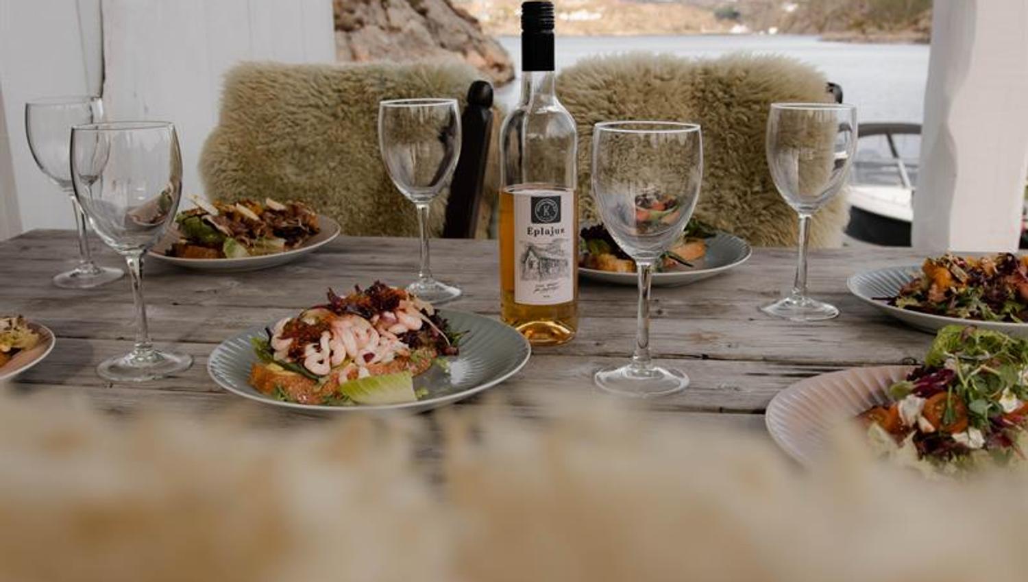 Choose between sea trout, cured ham or vegetarian plate