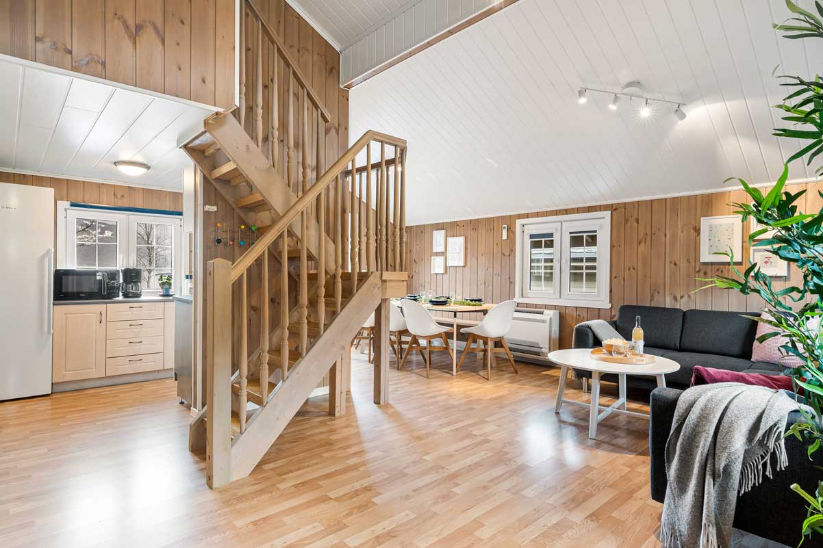 Helles und modernes Hütteninterieur im Mikkelparken Ferietun, ideal für einen entspannten Familienurlaub in Hardanger.