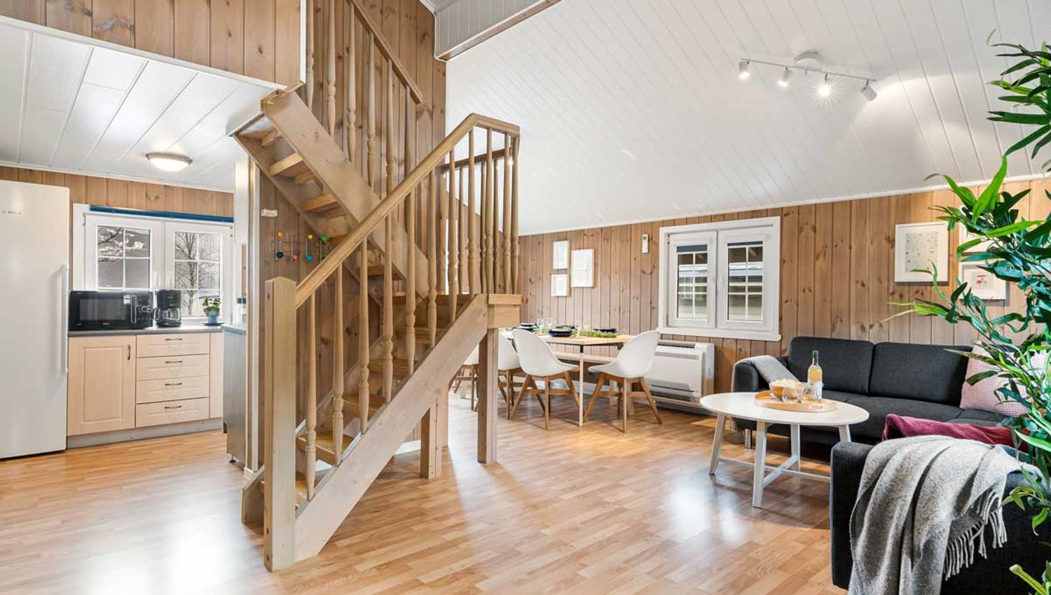 Helles und modernes Hütteninterieur im Mikkelparken Ferietun, ideal für einen entspannten Familienurlaub in Hardanger.