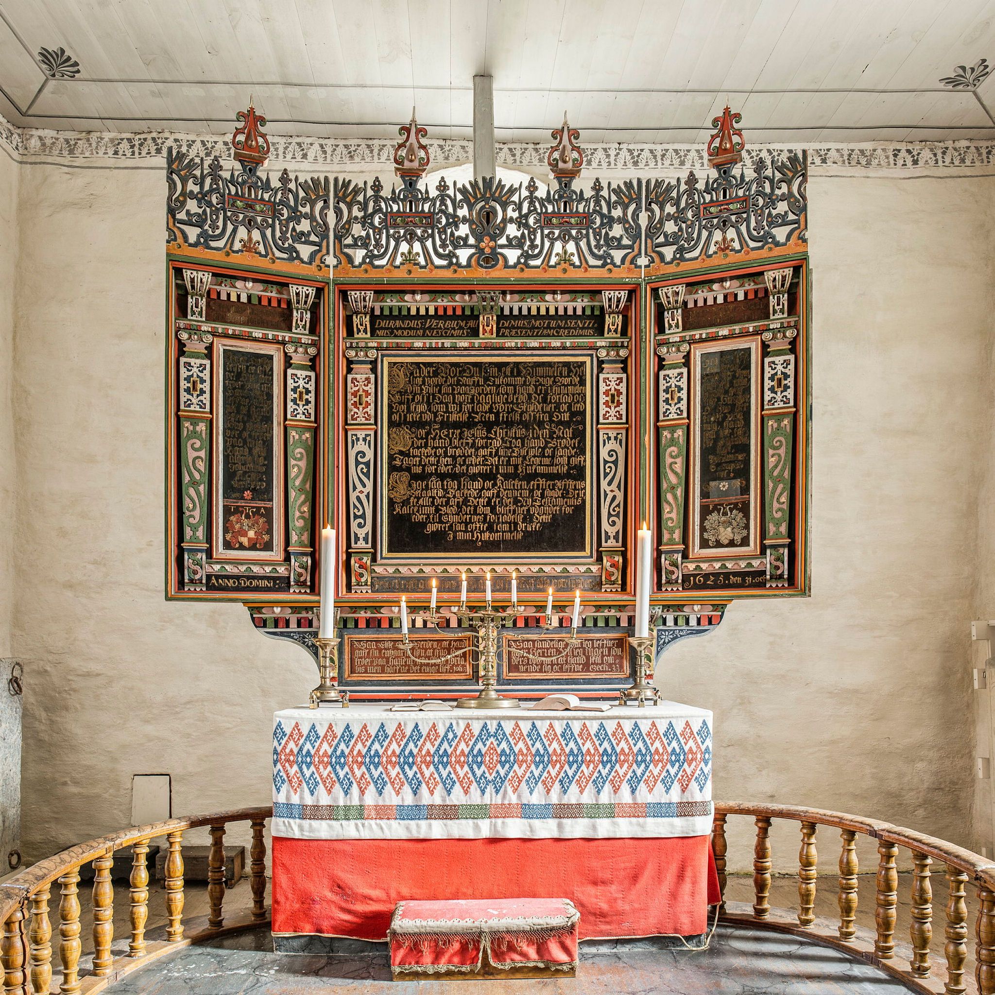 Altertavla i Veøy gamle kirke er fra 1625.