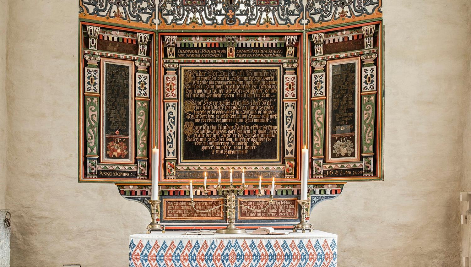 Altertavla i Veøy gamle kirke er fra 1625.