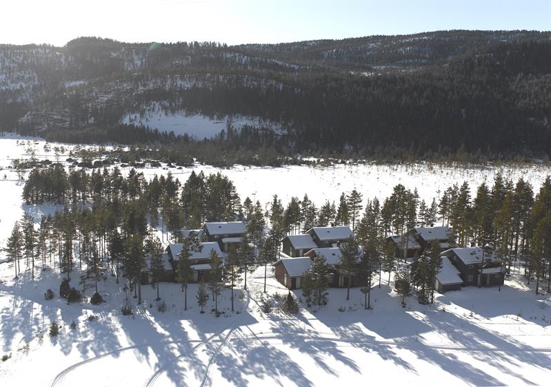 Hillestad  feriesenter vinterbilde tatt fra lufta med de 6 hyttene og snø på marken.