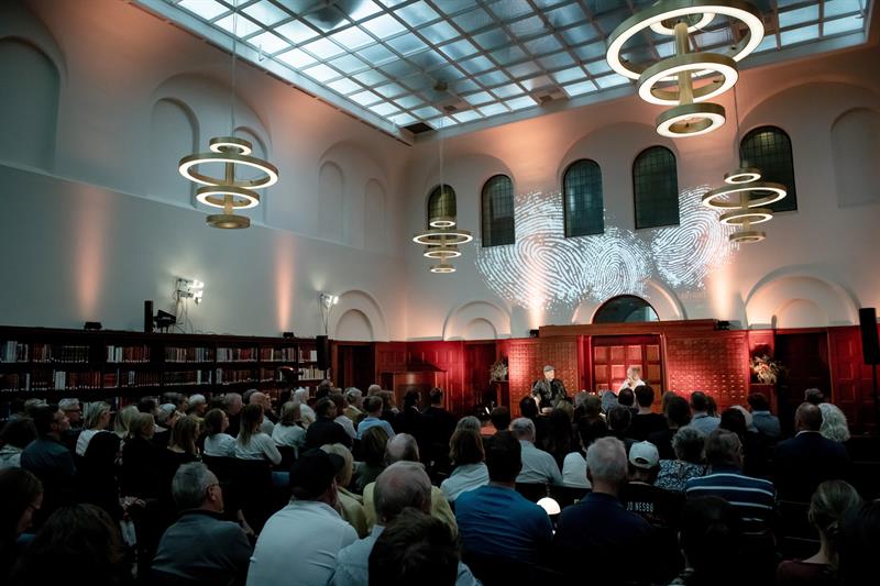 Conversation between Jo Nesbø and Mimir Kristjansson in front of an audience.