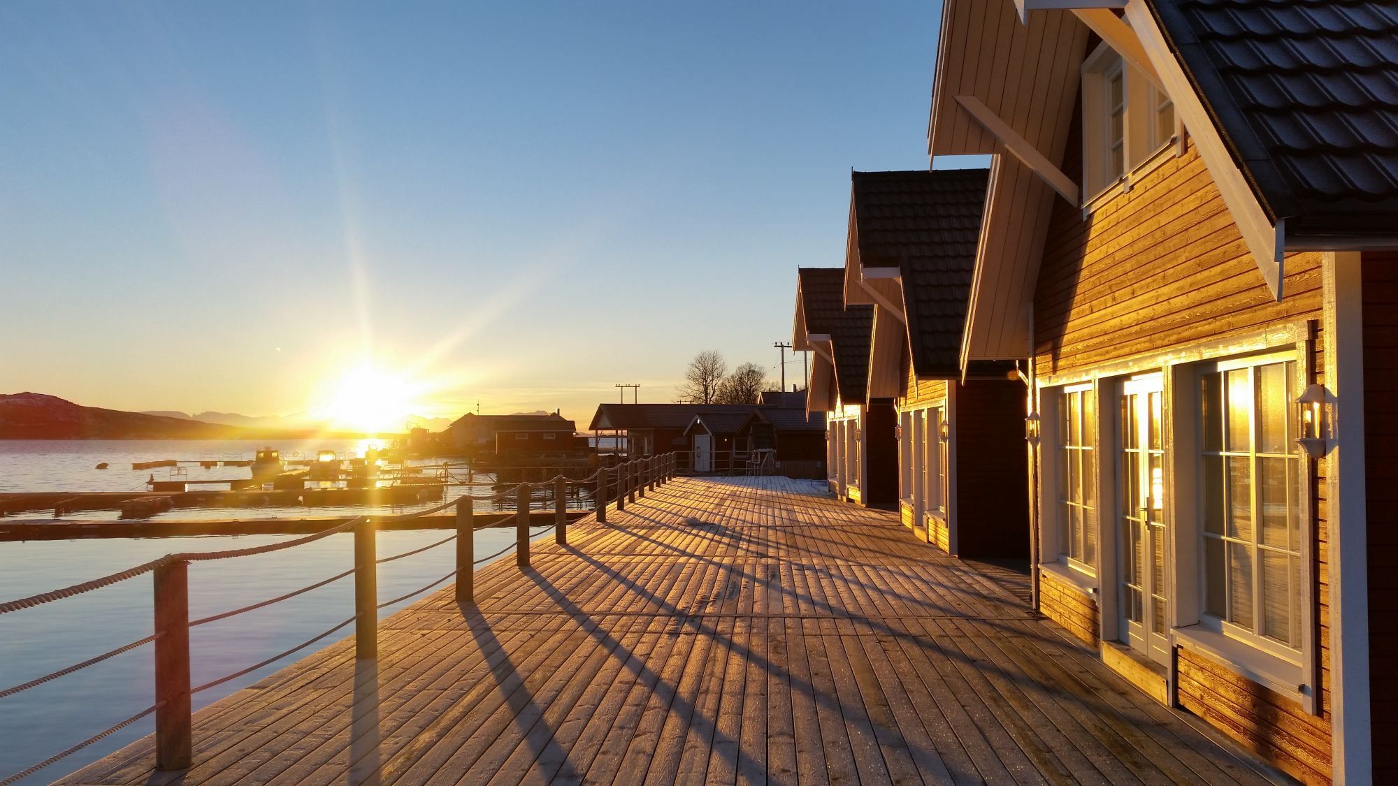 vakkert hotell ved kanten av havet