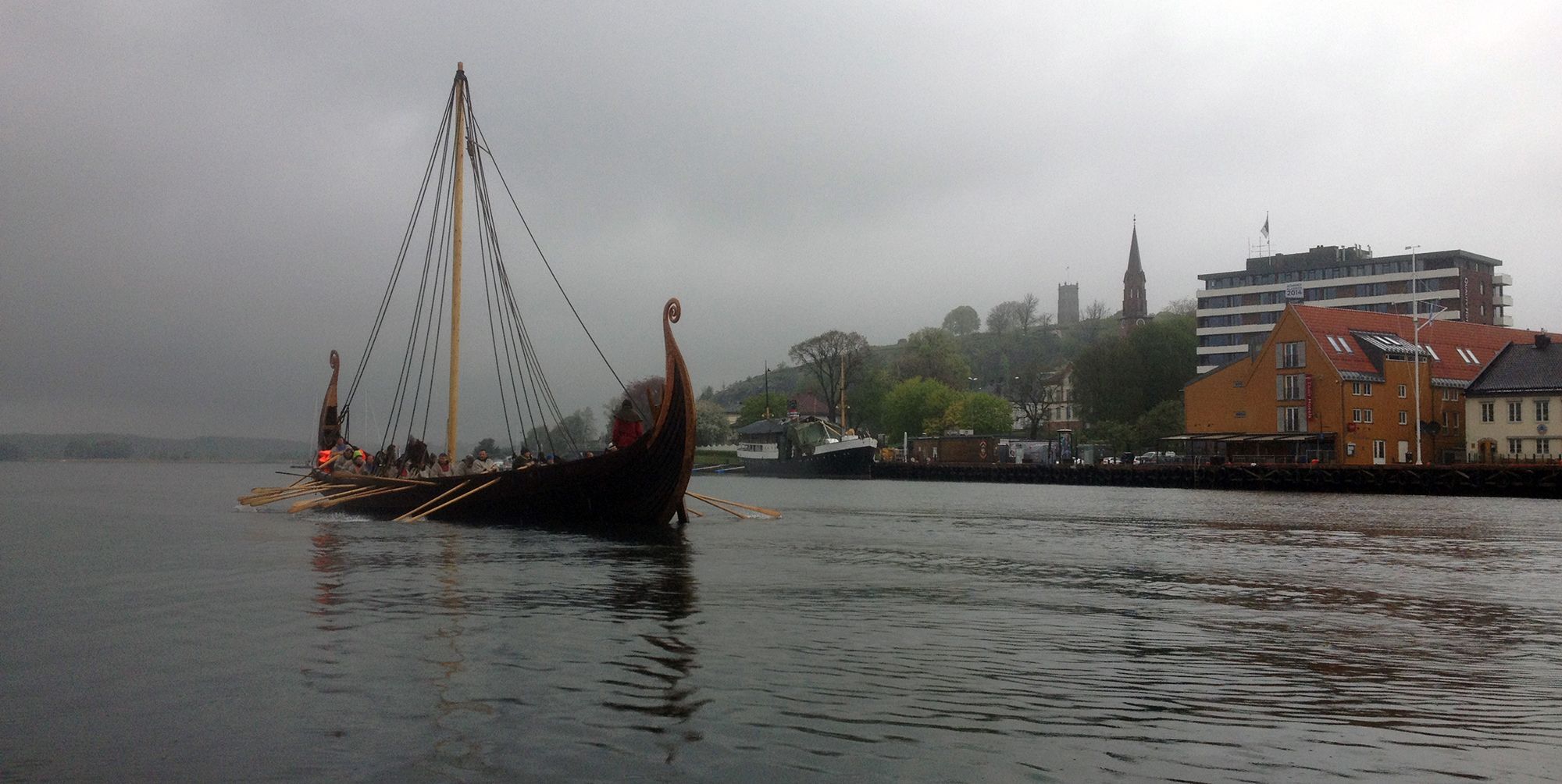 Vikingskipet Saga Oseberg på vann ved brygga i Tønsberg