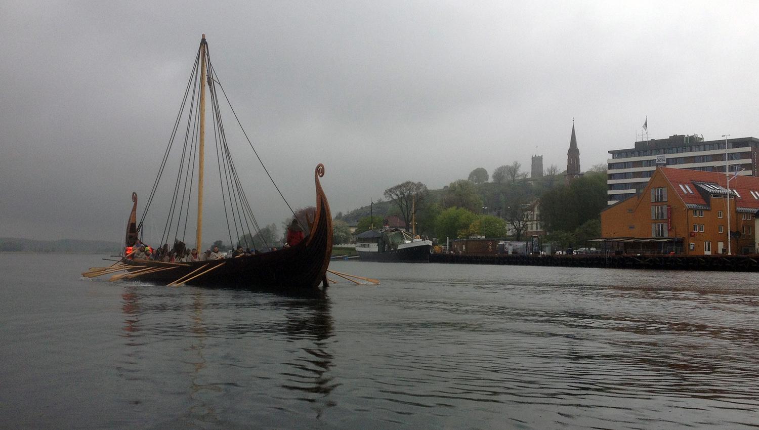 Vikingskipet Saga Oseberg på vann ved brygga i Tønsberg