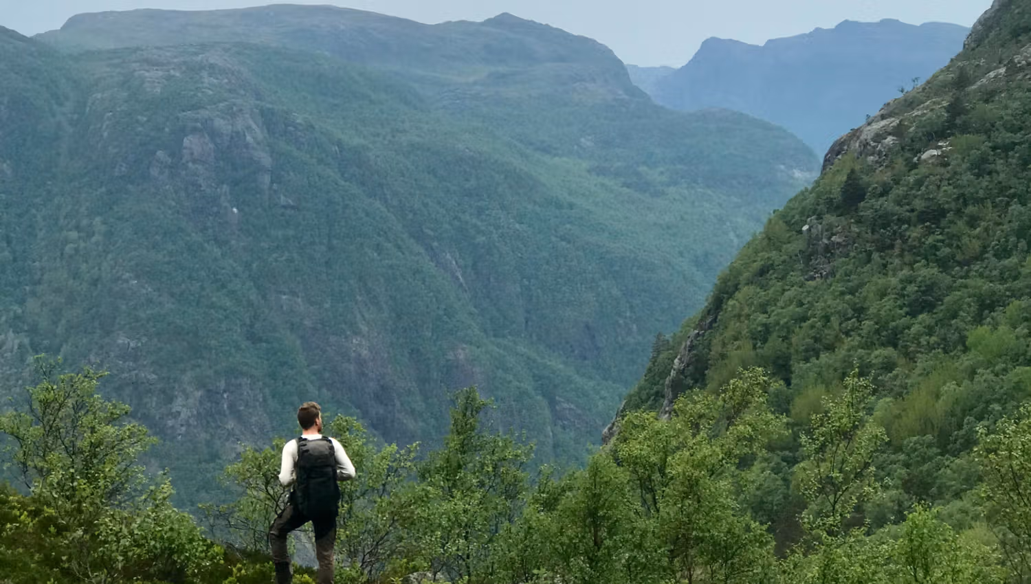 Ramnstoknuten is surrounded by green