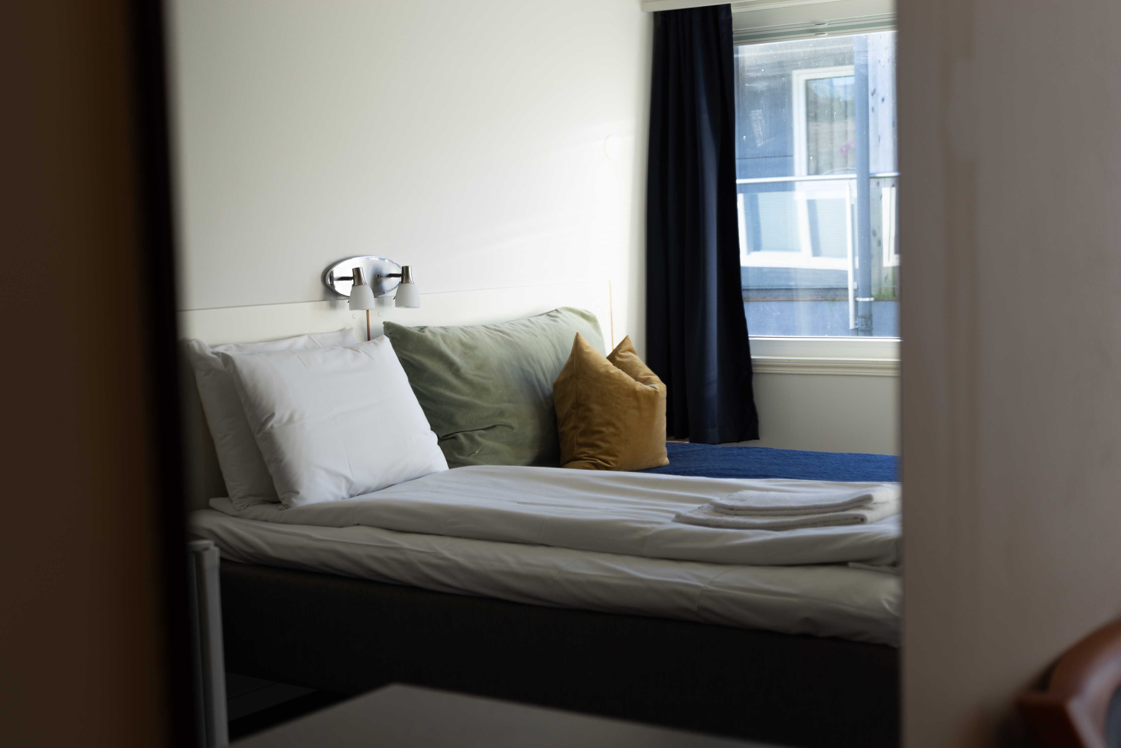 Lyst og komfortabelt rom på Husnes Sentrum Hotell.