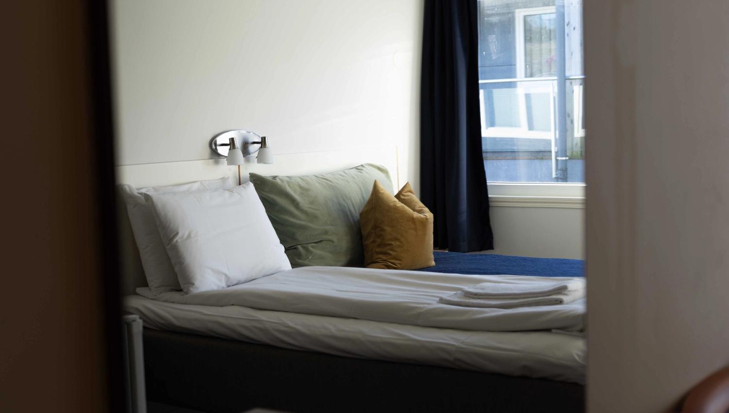 Bright and comfortable room at Husnes Sentrum Hotel.