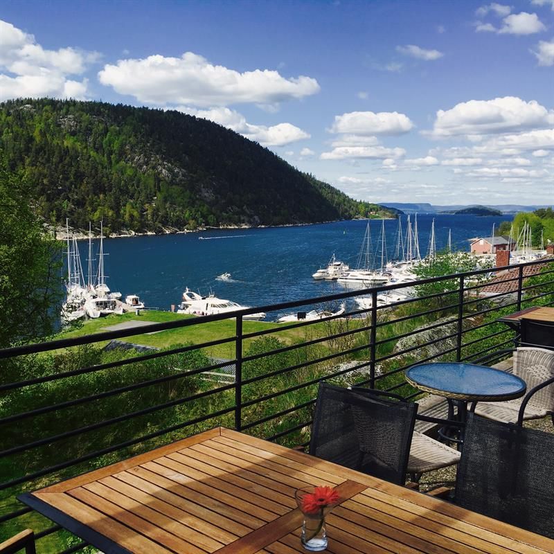 terrasse med utsikt over fjorden