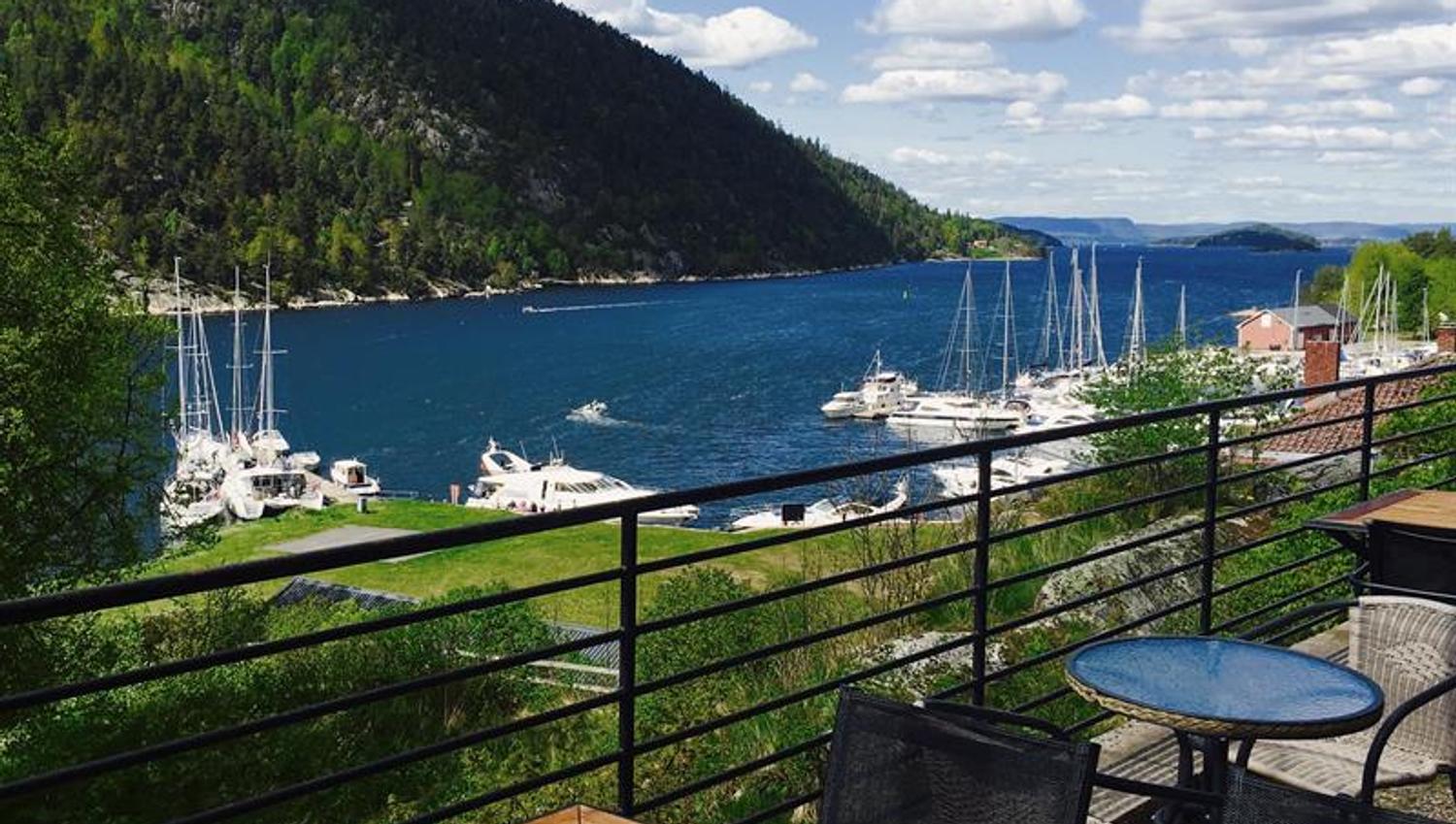 terrasse med utsikt over fjorden