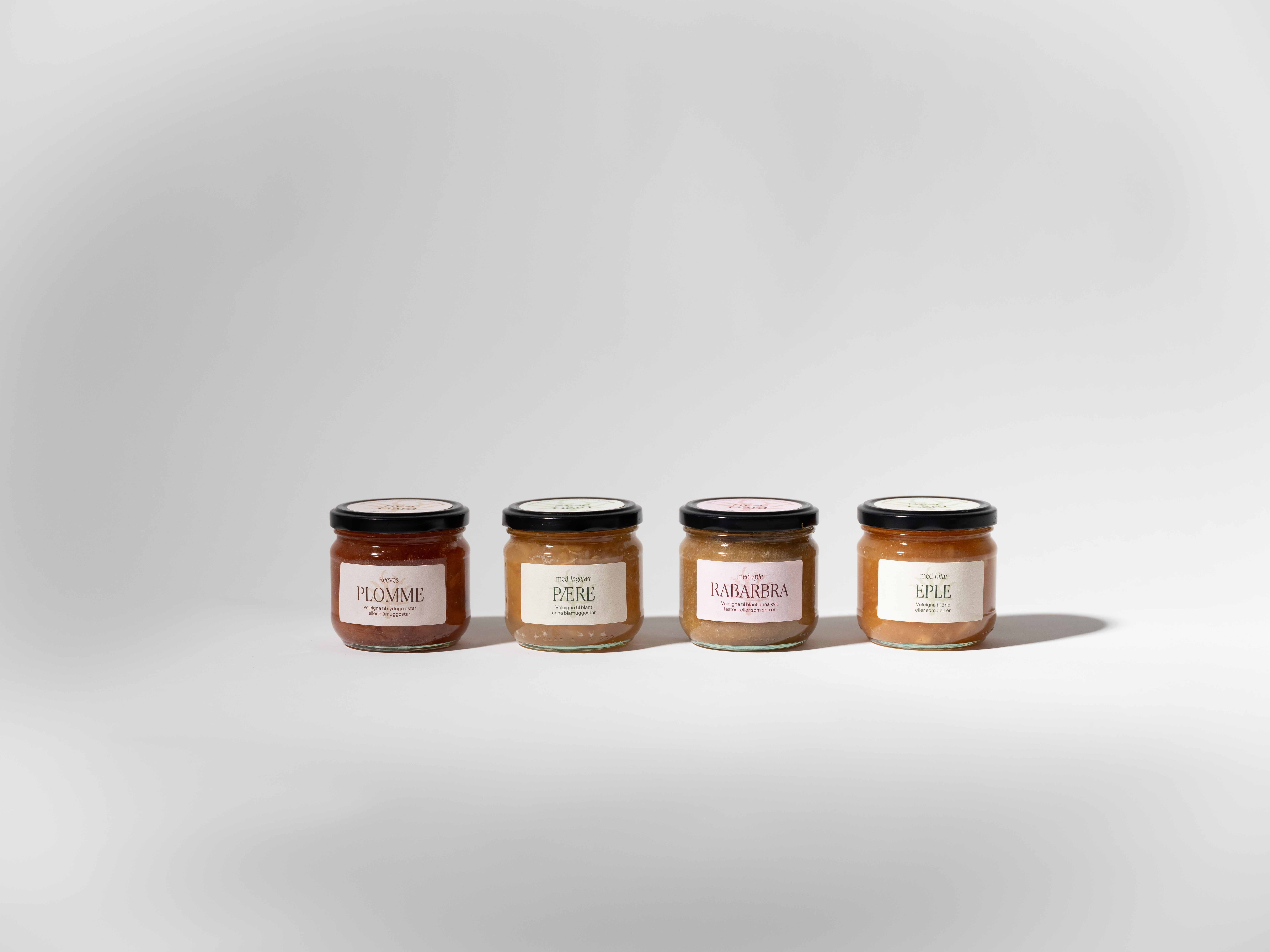 Apple and plum jams from Syse Gard, made with local ingredients.