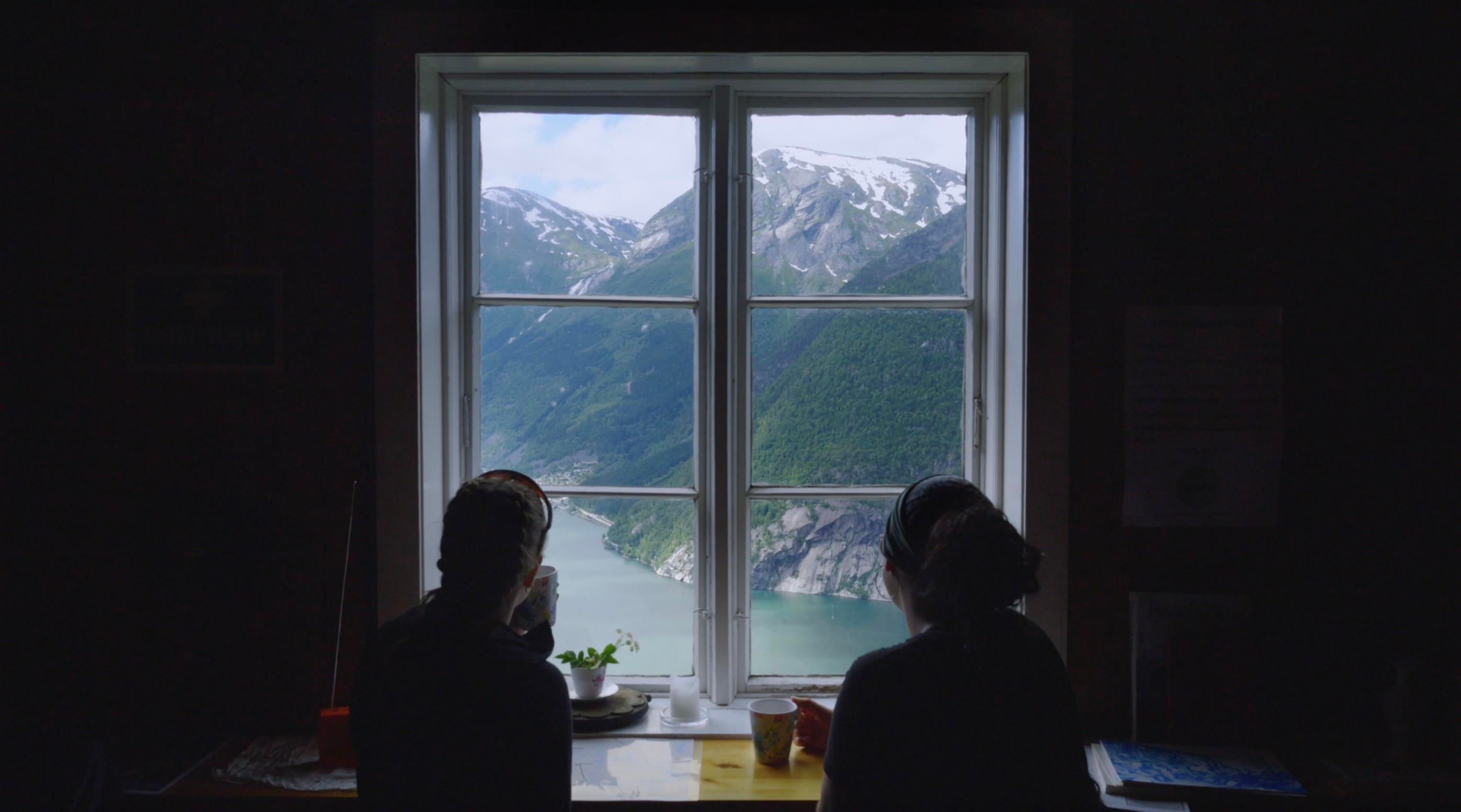 Visitors enjoying a peaceful coffee break with panoramic views from Lilletopp over Sørfjorden.