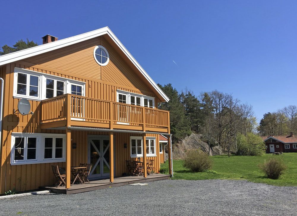 Kragerø_sommer_gul-hus-på-Skåtøy_1000x727
