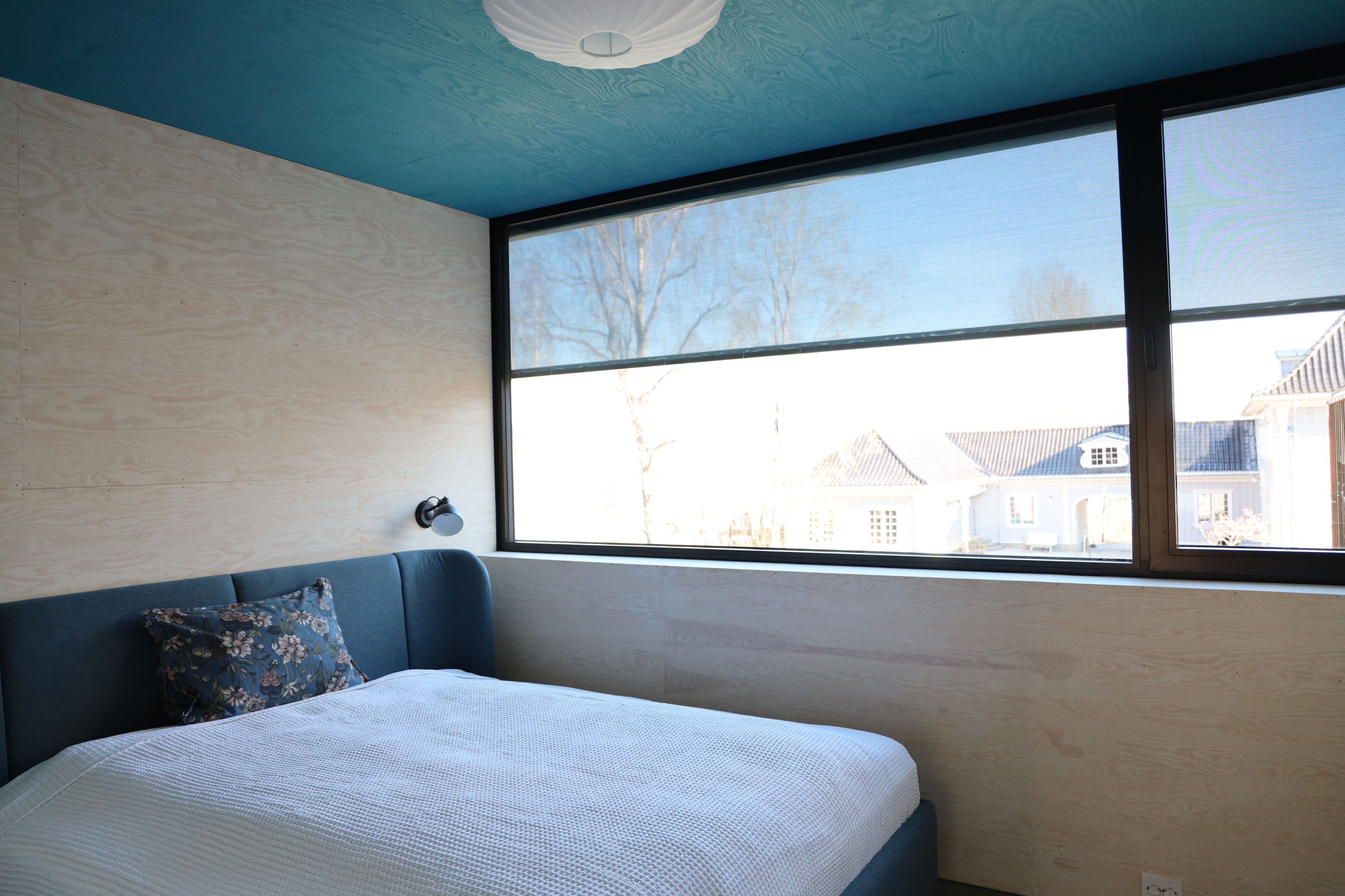 Wergelandshaugens microhus blått hus innvendig med soverom   vinduer og kjøkken