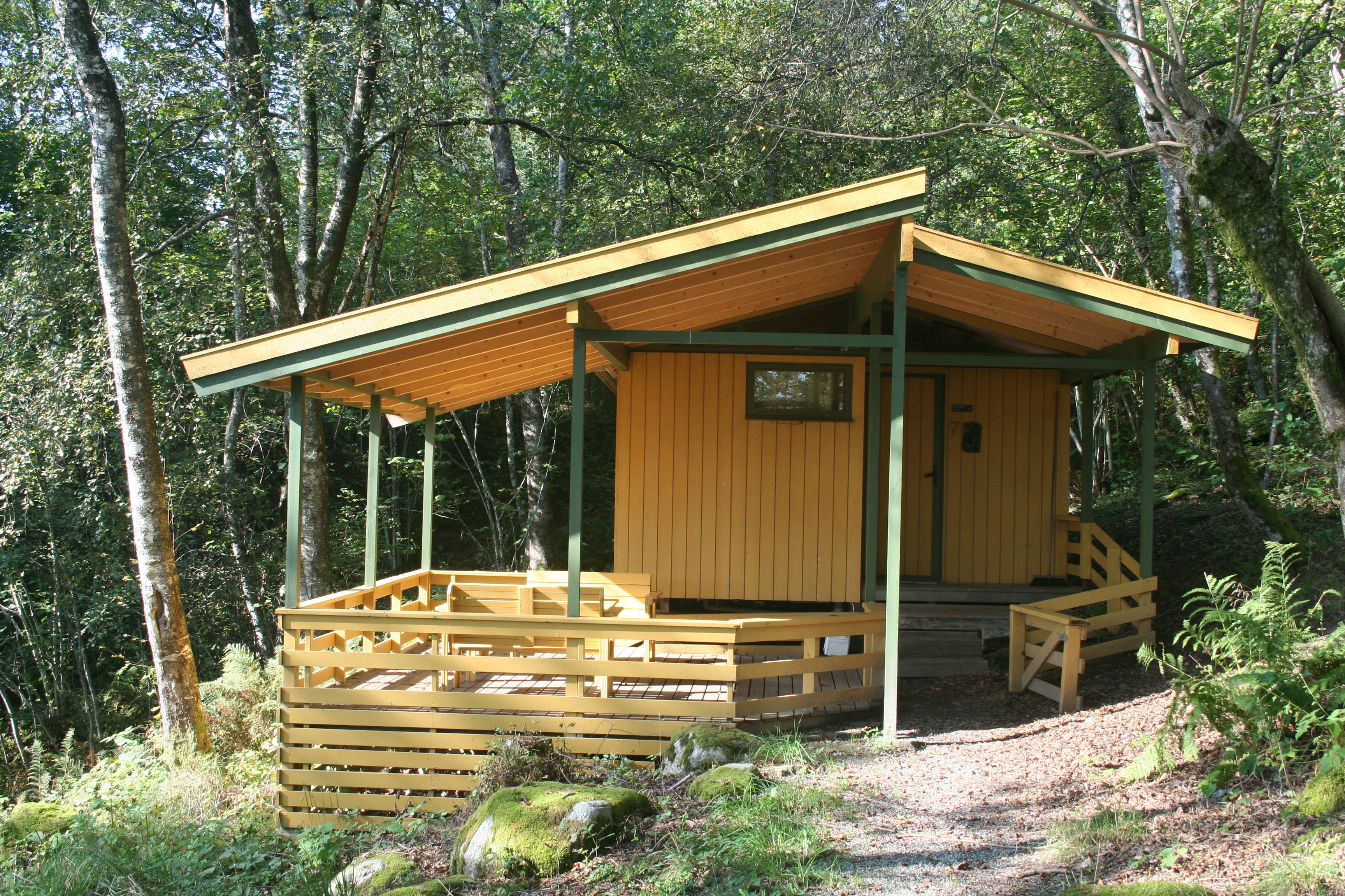 Yellow cabin in the forest at Hardanger Feriesenter, peaceful surroundings.