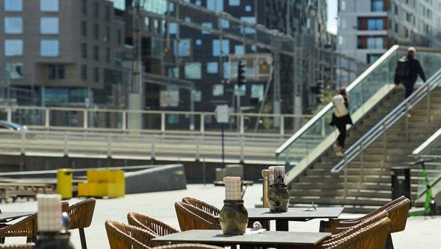 Uteservering med Barcode i bakgrunnen