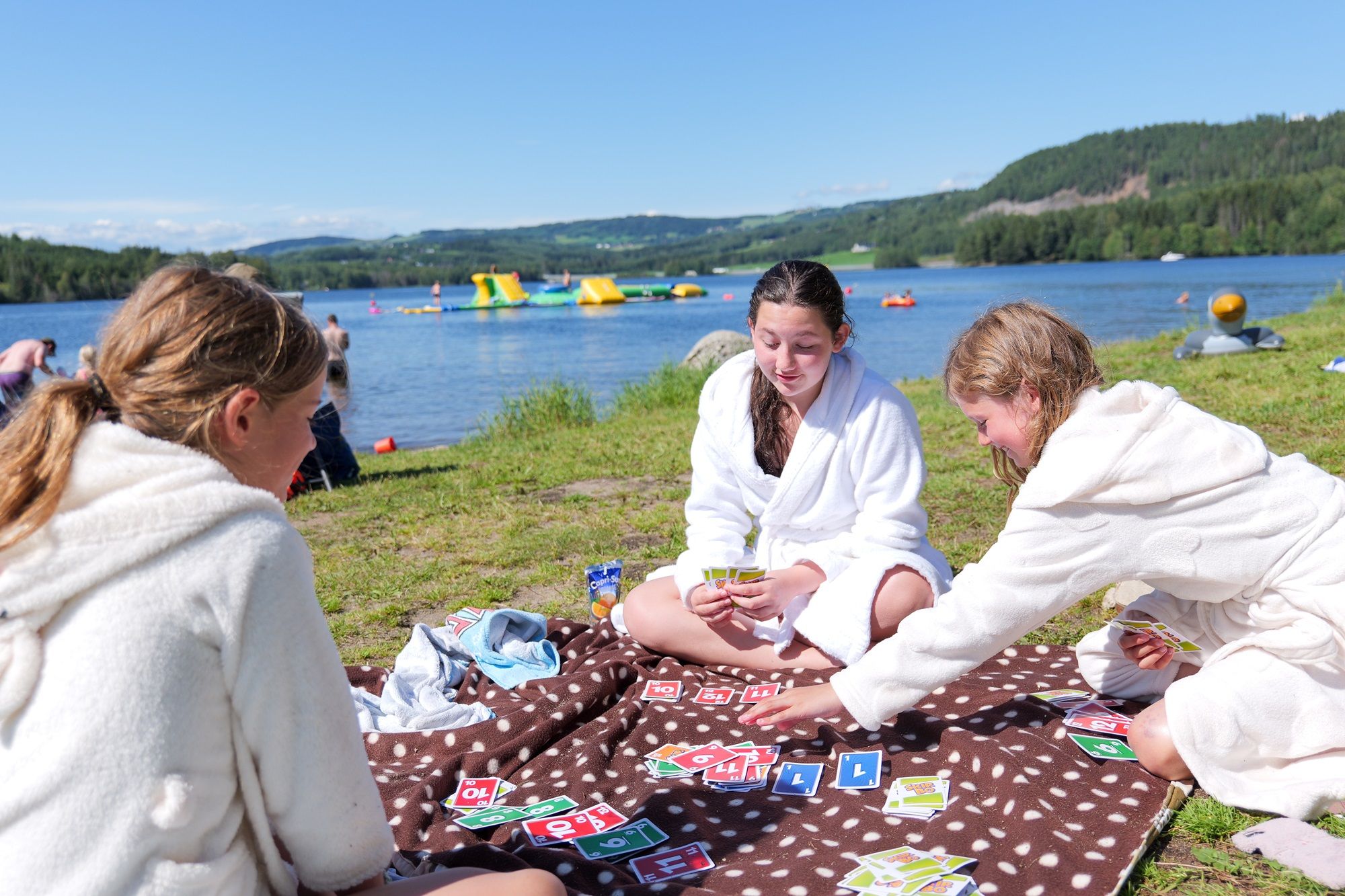 Jenter som spiller spill på stranda ved Topcamp Mjøsa