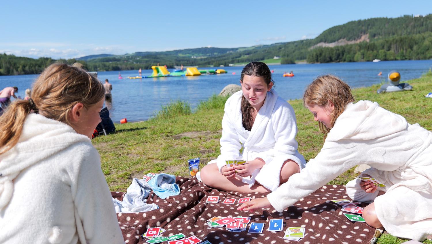 Jenter som spiller spill på stranda ved Topcamp Mjøsa