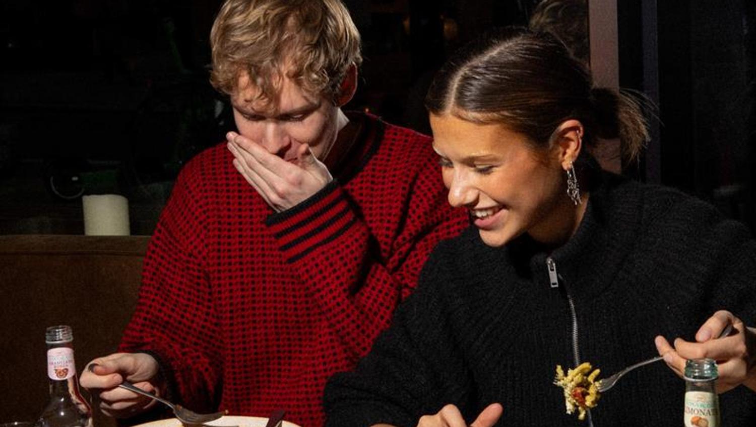 To personer som spiser pasta
