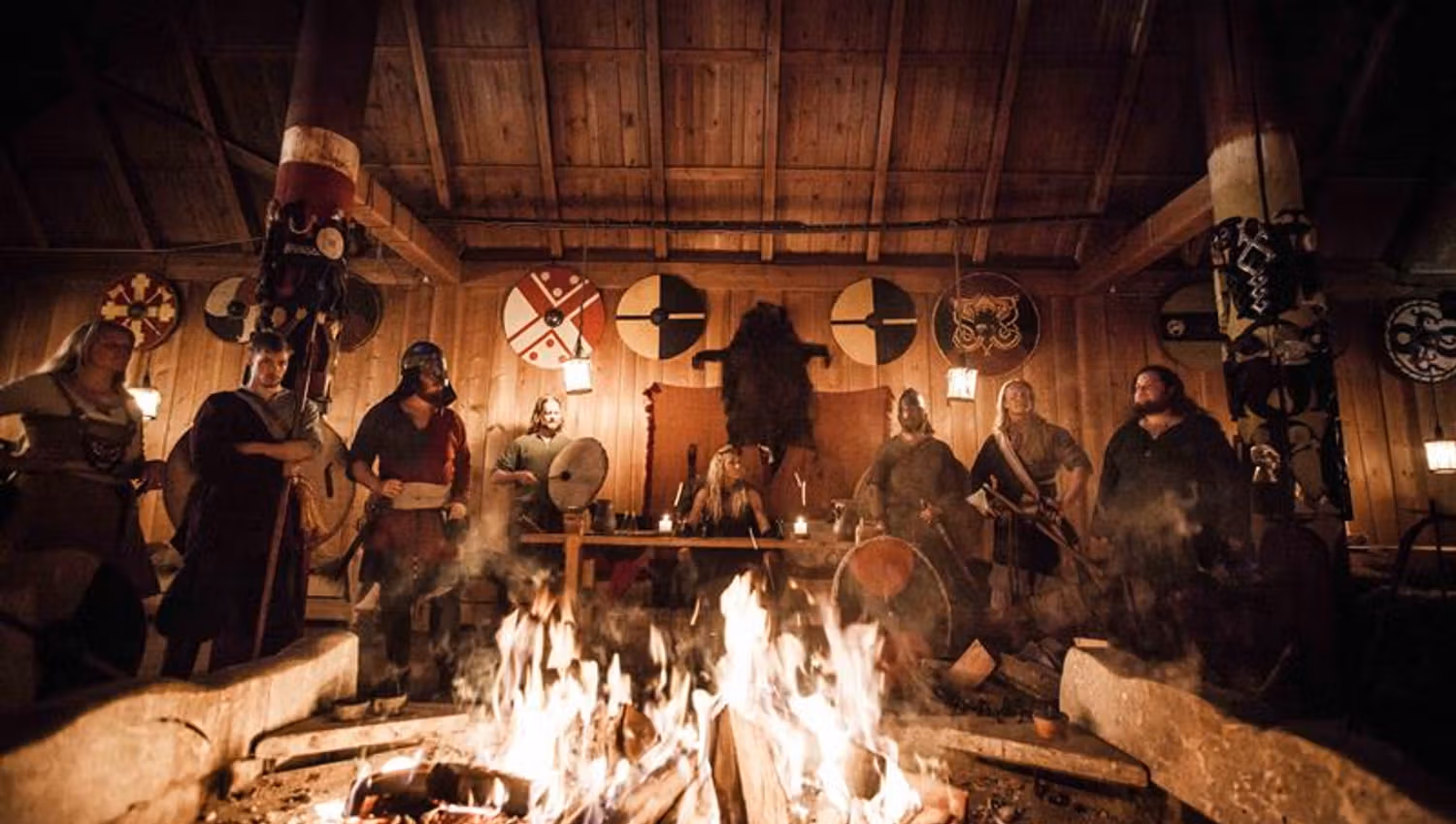 Fest rundt bål, i vikingdrakt